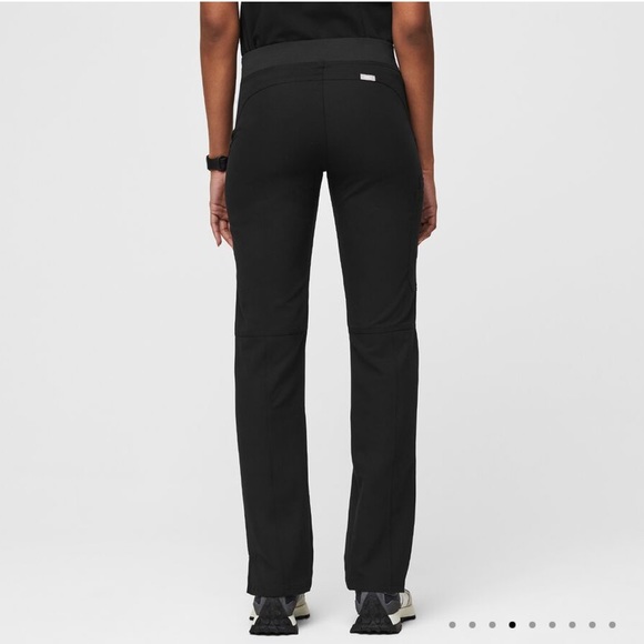 SOLD - FIGS Kade Cargo Scrub Pants - Picture 4 of 6